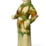 A SANCAI-GLAZED POTTERY FIGURE OF A GUARDIAN - photo 4