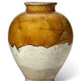 AN AMBER-GLAZED POTTERY OVOID JAR - фото 1