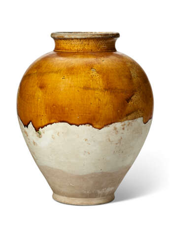 AN AMBER-GLAZED POTTERY OVOID JAR - фото 1