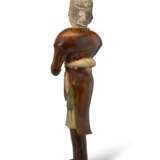 A SANCAI-GLAZED POTTERY FIGURE OF A GROOM - photo 2