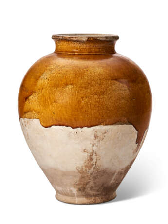 AN AMBER-GLAZED POTTERY OVOID JAR - фото 2