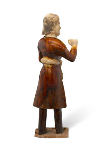 A SANCAI-GLAZED POTTERY FIGURE OF A GROOM - photo 4