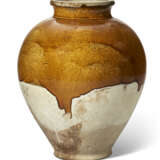 AN AMBER-GLAZED POTTERY OVOID JAR - фото 3
