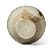 AN AMBER-GLAZED POTTERY OVOID JAR - фото 4