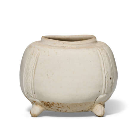 A SMALL WHITE WARE FOUR-LEGGED JAR - Foto 1