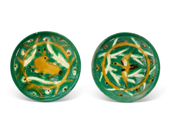 TWO SANCAI-GLAZED POTTERY DISHES - Foto 1