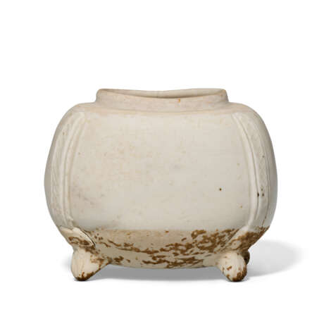 A SMALL WHITE WARE FOUR-LEGGED JAR - Foto 2
