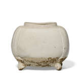 A SMALL WHITE WARE FOUR-LEGGED JAR - Foto 2