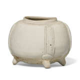 A SMALL WHITE WARE FOUR-LEGGED JAR - Foto 3