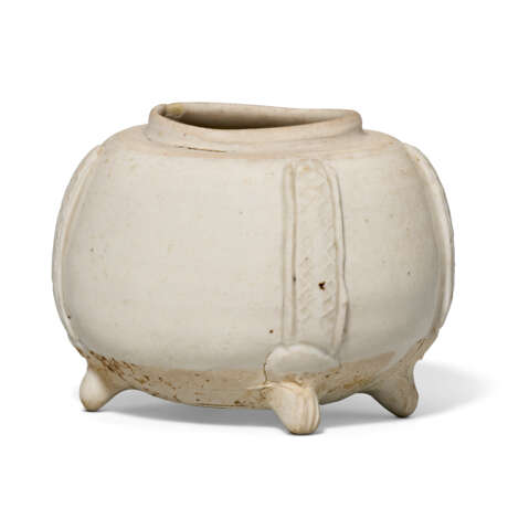 A SMALL WHITE WARE FOUR-LEGGED JAR - Foto 3