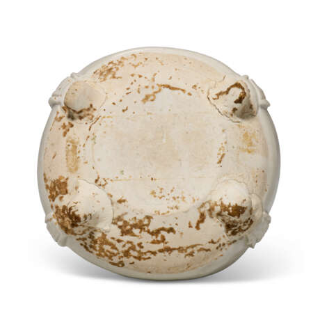 A SMALL WHITE WARE FOUR-LEGGED JAR - Foto 4
