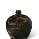 A RUSSET-PAINTED BLACK-GLAZED OVOID JAR - photo 1
