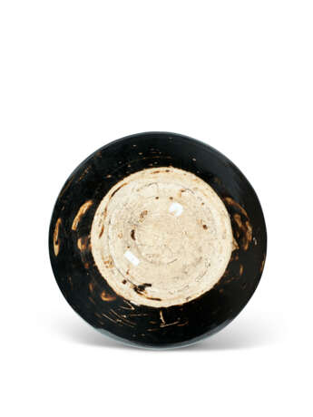 A RUSSET-PAINTED BLACK-GLAZED OVOID JAR - photo 3