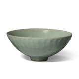 A LONGQUAN CELADON 'LOTUS PETAL' BOWL - photo 1