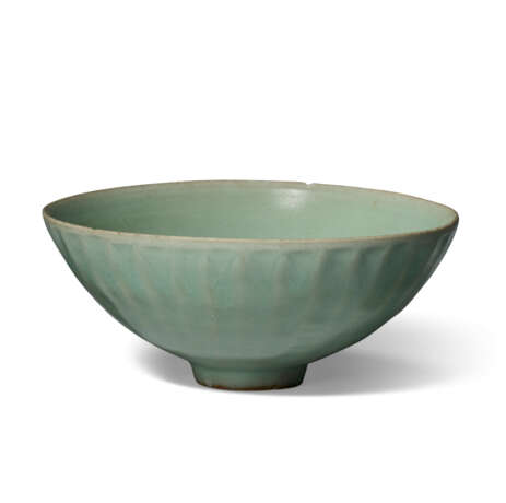 A LONGQUAN CELADON 'LOTUS PETAL' BOWL - photo 1