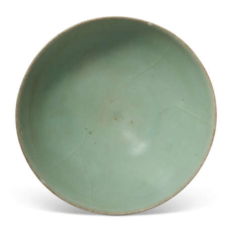 A LONGQUAN CELADON 'LOTUS PETAL' BOWL - photo 2