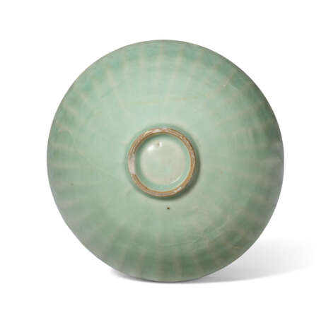 A LONGQUAN CELADON 'LOTUS PETAL' BOWL - photo 3