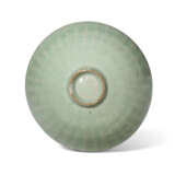 A LONGQUAN CELADON 'LOTUS PETAL' BOWL - photo 3