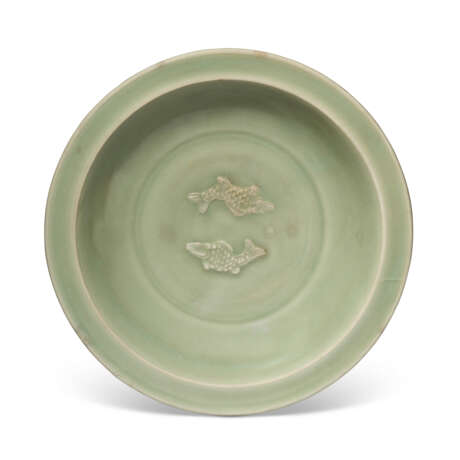 A LONGQUAN CELADON 'TWIN-FISH' DISH - photo 1
