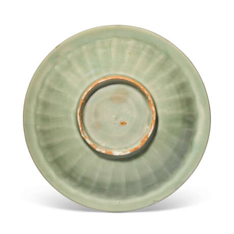 A LONGQUAN CELADON 'TWIN-FISH' DISH - photo 2
