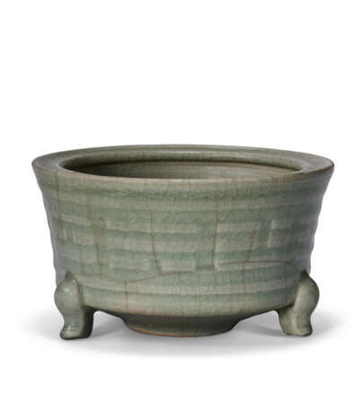 A LONGQUAN CELADON 'EIGHT TRIGRAMS' CENSER - photo 2