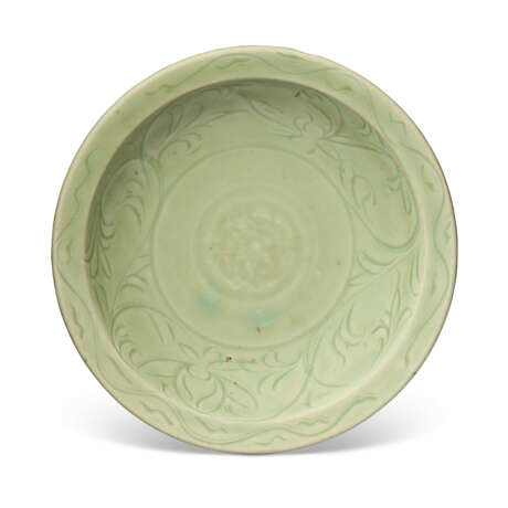 A CARVED LONGQUAN CELADON 'LOTUS' DISH - photo 1