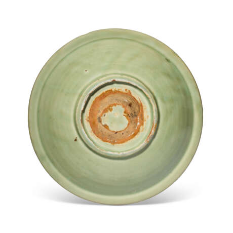 A CARVED LONGQUAN CELADON 'LOTUS' DISH - photo 2