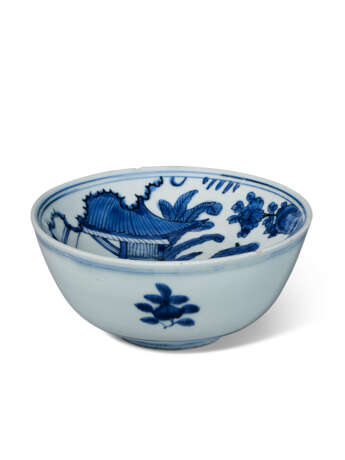 A BLUE AND WHITE WARMING BOWL - фото 1