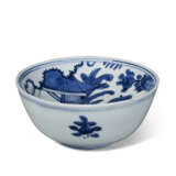 A BLUE AND WHITE WARMING BOWL - фото 1