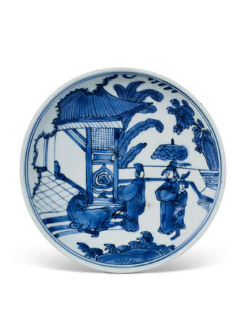 A BLUE AND WHITE WARMING BOWL - фото 2