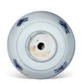 A BLUE AND WHITE WARMING BOWL - фото 3