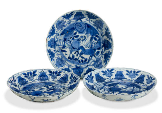 THREE BLUE AND WHITE 'HORSES' DISHES - фото 1
