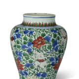 A WUCAI 'BOY AND PEONY' JAR - фото 1