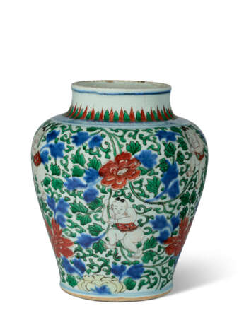 A WUCAI 'BOY AND PEONY' JAR - фото 1