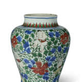 A WUCAI 'BOY AND PEONY' JAR - фото 2