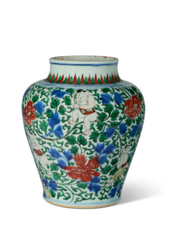 A WUCAI 'BOY AND PEONY' JAR - фото 2