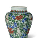 A WUCAI 'BOY AND PEONY' JAR - фото 3