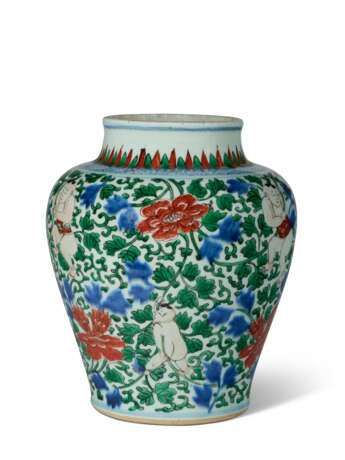 A WUCAI 'BOY AND PEONY' JAR - фото 3