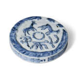 AN UNUSUAL BLUE AND WHITE INK PALETTE - фото 1