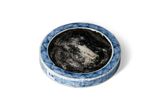AN UNUSUAL BLUE AND WHITE INK PALETTE - фото 3