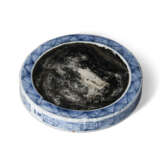 AN UNUSUAL BLUE AND WHITE INK PALETTE - фото 3