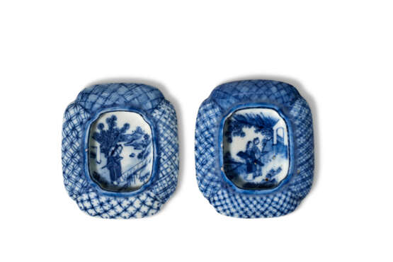 AN UNUSUAL BLUE AND WHITE INK PALETTE - фото 4