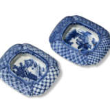 AN UNUSUAL BLUE AND WHITE INK PALETTE - фото 5