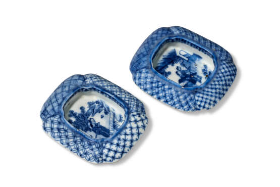 AN UNUSUAL BLUE AND WHITE INK PALETTE - фото 5