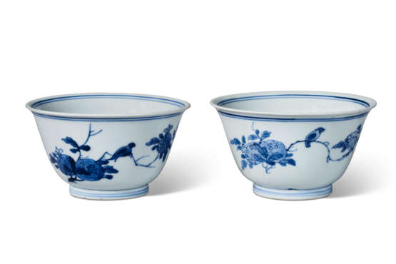 A PAIR OF BLUE AND WHITE BOWLS - фото 1