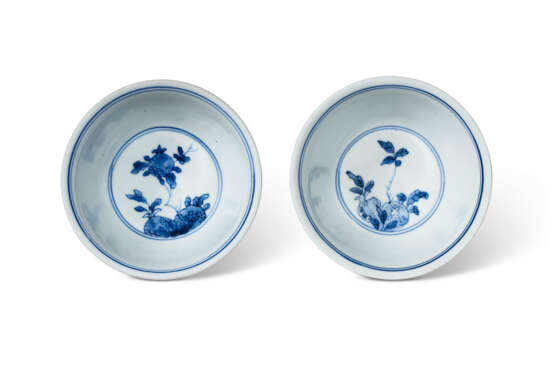 A PAIR OF BLUE AND WHITE BOWLS - фото 2