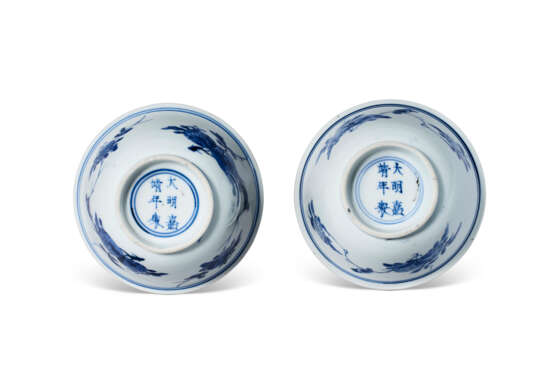 A PAIR OF BLUE AND WHITE BOWLS - фото 3