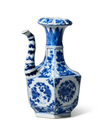 A BLUE AND WHITE FACETED EWER - photo 2