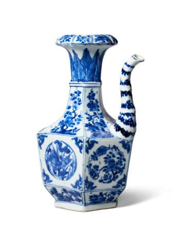 A BLUE AND WHITE FACETED EWER - photo 3