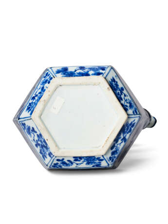 A BLUE AND WHITE FACETED EWER - photo 4